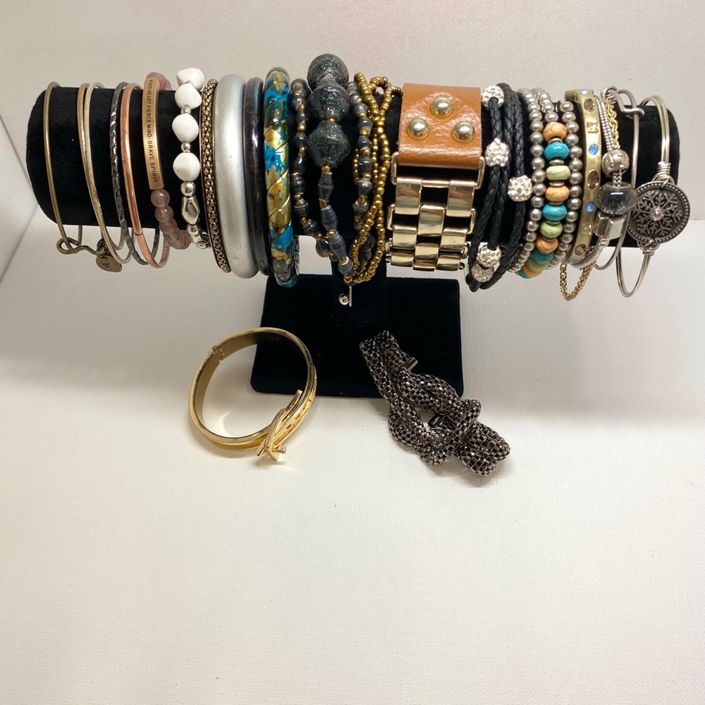 23 piece vintage fashion bracelet lot